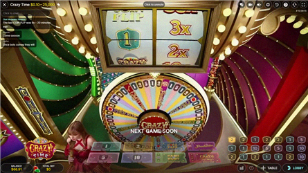 Screenshot del gioco Crazy Time – ruota principale con conduttore in studio